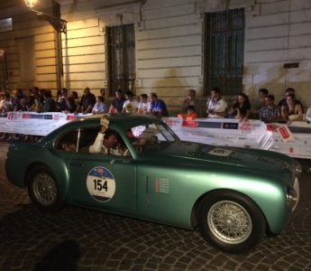 Mille Miglia veteranbilar kör in i Parma